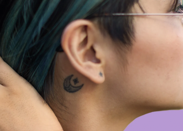 Garis melengkung di belakang telinga